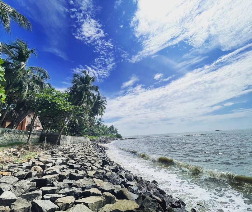 Baywatch By Grha - A Picturesque Beachfront Villa Кожикоде Екстер'єр фото